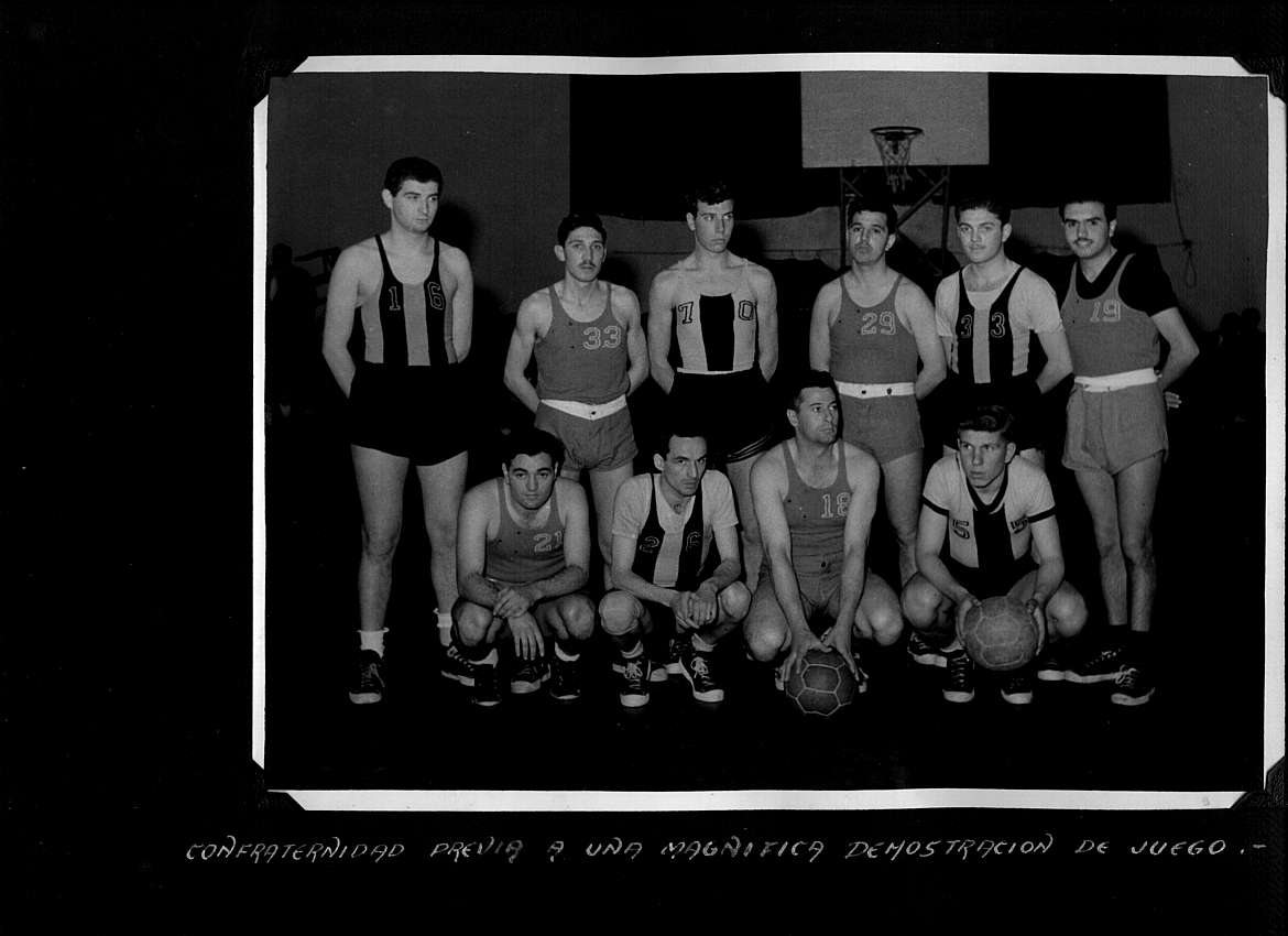 Confraternidad deportiva en una demostración de básquetbol.