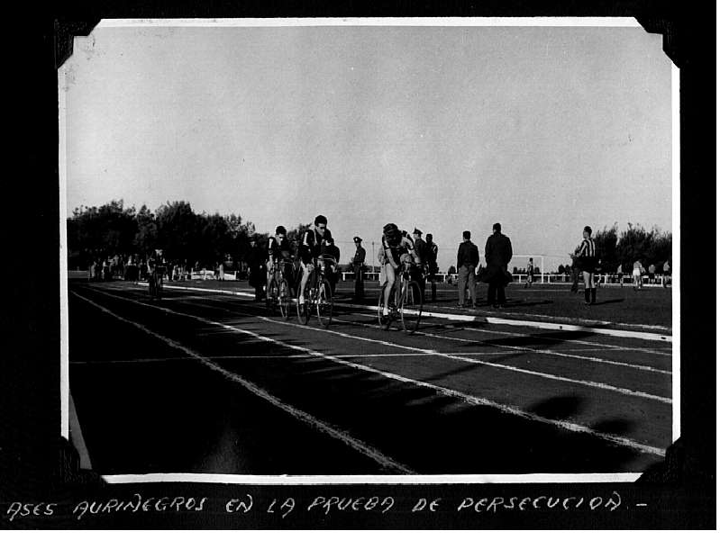 Competencia de persecución en la pista.