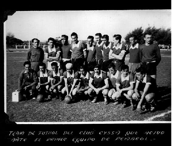 Equipo de fútbol de C.Y.S.S.A. frente a un conjunto de Peñarol.