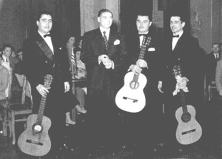 Conjunto de guitarristas durante una presentación social.