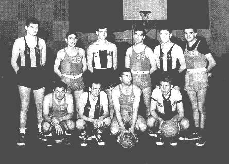 Equipo de básquetbol en el gimnasio de la institución.