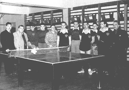 Encuentro de tenis de mesa en la sede social.