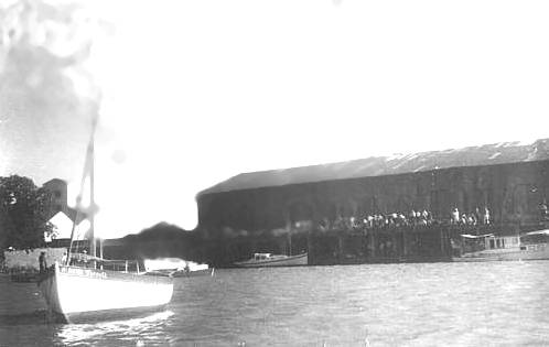 Embarcación y antiguo galpón portuario de Puerto Sauce.