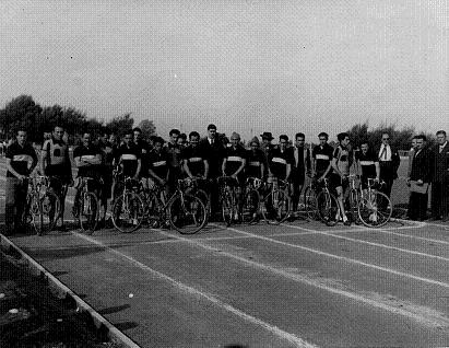 Participantes de una competencia ciclística.