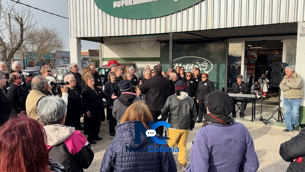 El Coro de Adultos Mayores Raíces continúa llevando música y cultura a los barrios de Juan Lacaze — fotografía 2 de 3